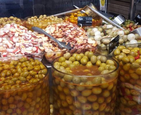 Разносолы на рынке в Испании