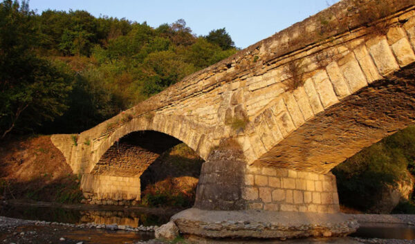 Каменная кладка яичного моста
